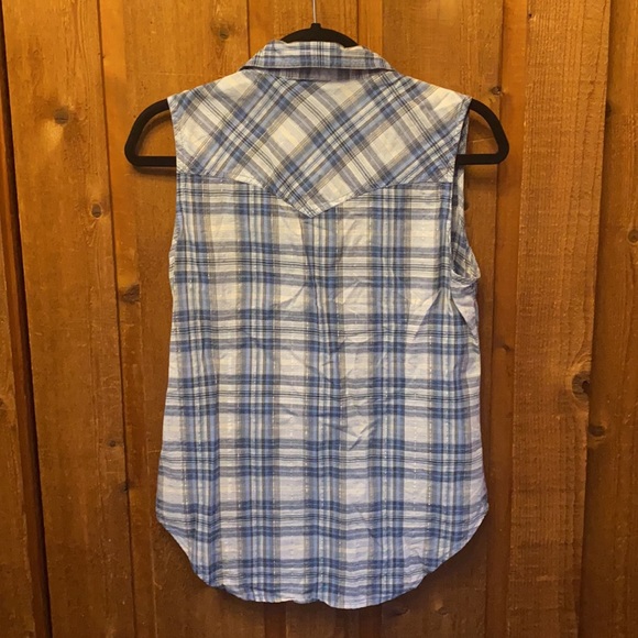 Women’s Western Sleeveless Shirt - Picture 4 of 4